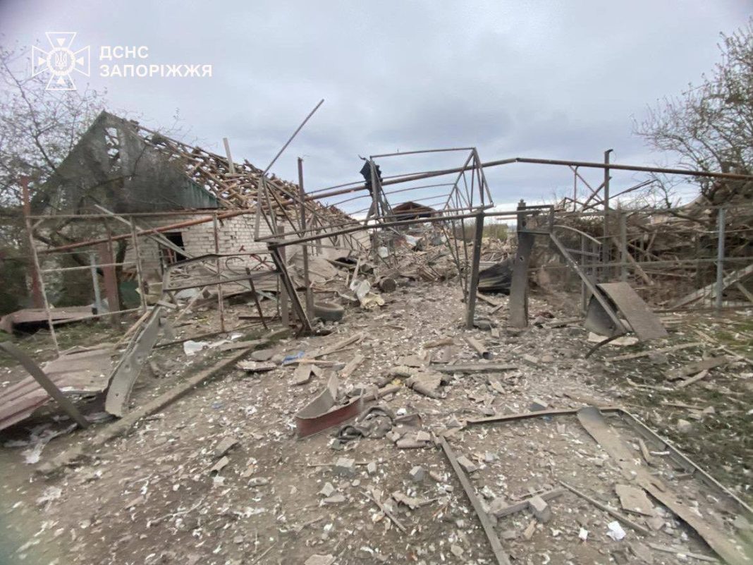 Рятувальники працюють після атаки Запоріжжя