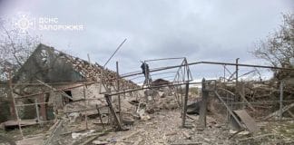 Рятувальники працюють після атаки Запоріжжя