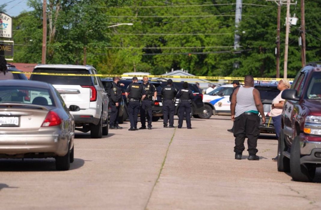 Поліція на місці стрілянини у Шрівпорті