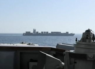 Судно в Ормузькій протоці