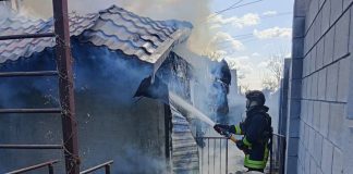 Рятувальники гасять пожежу після атаки дрона