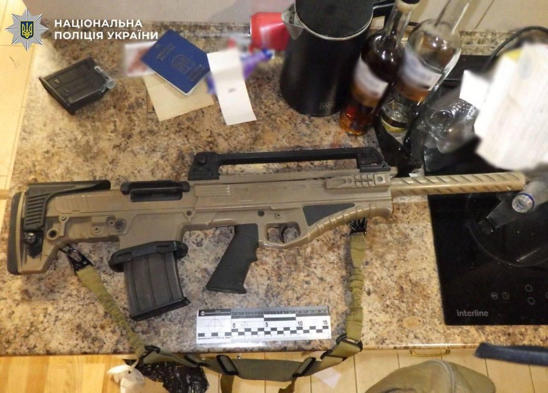 Поліція затримала чоловіка з автоматом у Києві