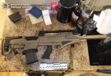 Поліція затримала чоловіка з автоматом у Києві