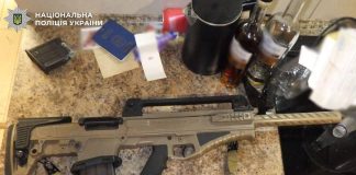 Поліція затримала чоловіка з автоматом у Києві