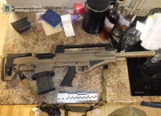 Police detain man with assault rifle in Kyiv
