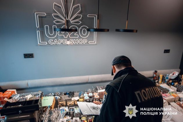 Поліція проводить обшук