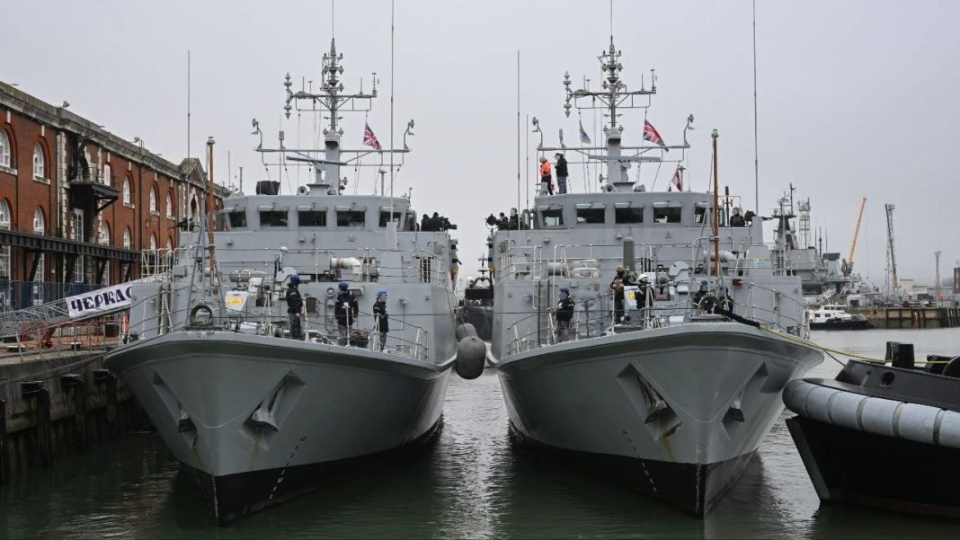 український тральщик у порту