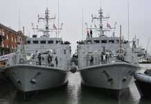 український тральщик у порту