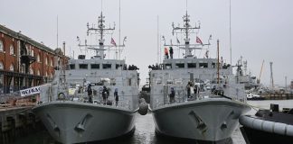 український тральщик у порту