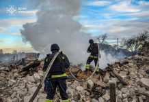 Рятувальники гасять пожежу після обстрілу