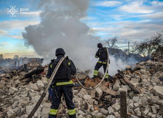 Рятувальники гасять пожежу після обстрілу