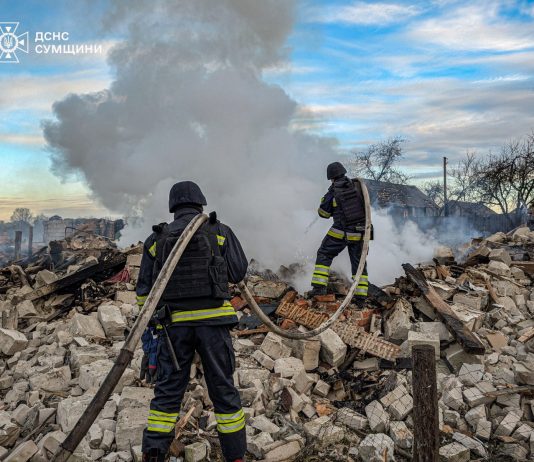 Рятувальники гасять пожежу після обстрілу