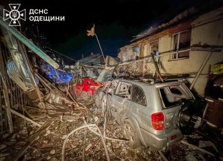 Рятувальники біля зруйнованого будинку Одеси