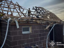 Пожежники біля пошкодженого будинку