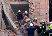 Рятувальники розбирають завали після атаки РФ у Дніпрі