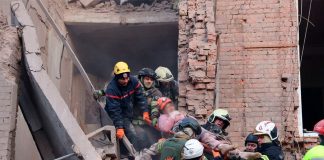 Рятувальники розбирають завали після атаки РФ у Дніпрі