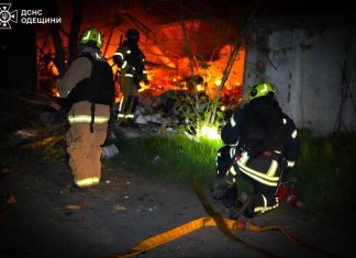 ДСНС ліквідує пожежу після обстрілу