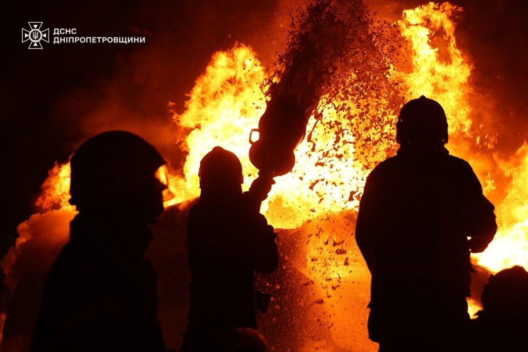 Рятувальники гасять пожежу вночі