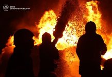 Рятувальники гасять пожежу вночі