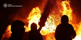 Рятувальники гасять пожежу вночі