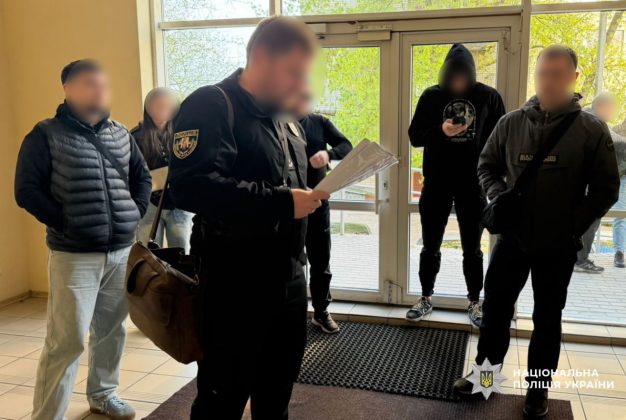 поліція проводить обшук