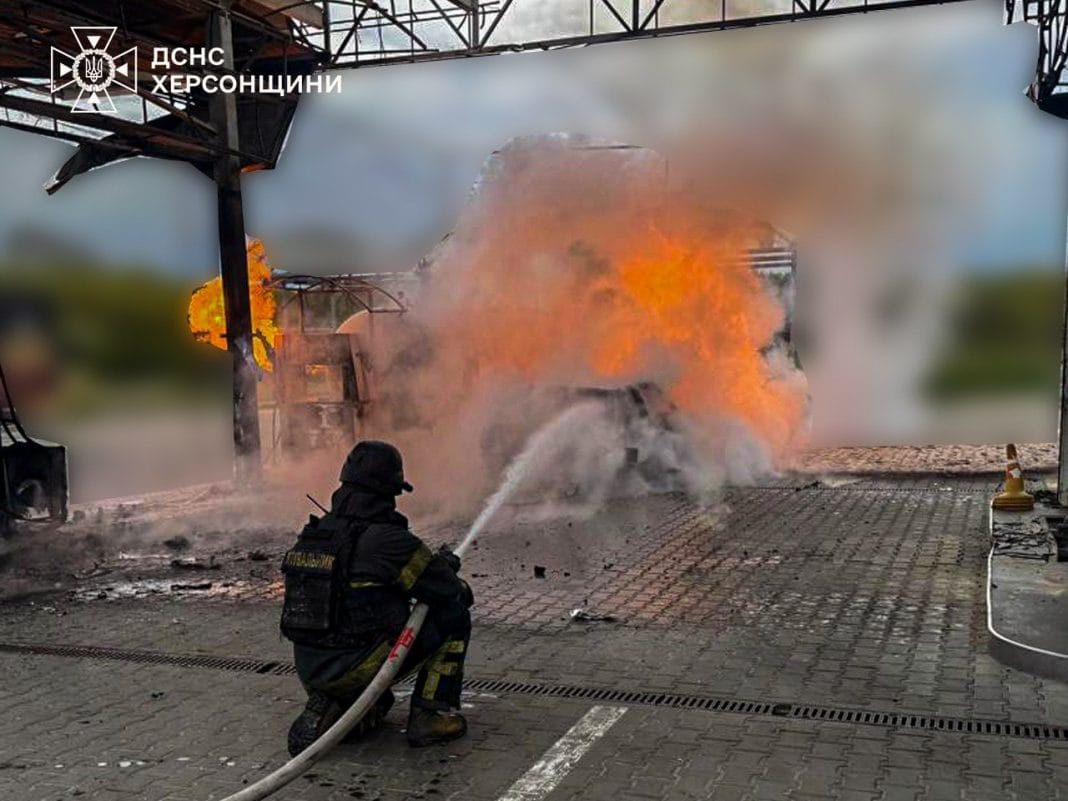 Пожежа після атаки дрона на АЗС у Херсоні