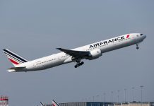 ЄС розробляє план щодо авіапального через кризу в Ірані Пасажирський літак в небі