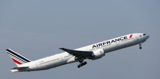 ЄС розробляє план щодо авіапального через кризу в Ірані Пасажирський літак в небі