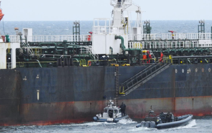 shvecziya-zatrymala-pidsankczijnyj-tanker-flora-1 Танкер Flora 1 біля узбережжя Швеції