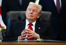 Дональд Трамп виступає, критикуючи політику США щодо України