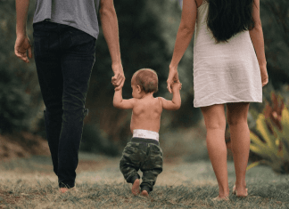 Childbirth leave: when you can be denied Father and child