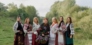 Ukrainian women in traditional embroidered shirts