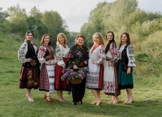 Українські жінки в традиційних вишиванках