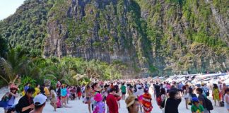 Thailand reduces the period of visa-free stay for tourists Tourists on the beach in Thailand