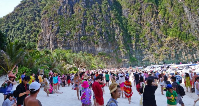 1565281773_chinesetourism-696x372 Tourists on the beach in Thailand