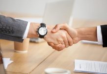 Роботодавець і працівник обговорюють умови трудового договору