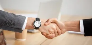 Роботодавець і працівник обговорюють умови трудового договору