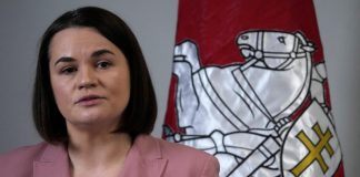 Білоруська опозиціонерка Світлана Тихановська прибуде до України Світлана Тихановська на тлі прапора Білорусі