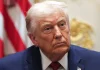 Трамп запускає фонд на $1,7 млрд для своїх союзників Дональд Трамп на тлі будівлі Міністерства юстиції США