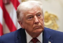 Трамп запускає фонд на $1,7 млрд для своїх союзників Дональд Трамп на тлі будівлі Міністерства юстиції США