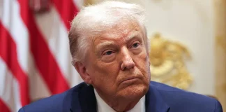 Трамп запускає фонд на $1,7 млрд для своїх союзників Дональд Трамп на тлі будівлі Міністерства юстиції США
