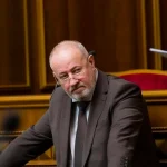 Ексвійськпрокурор запропонував подвійні податки для українців за кордоном