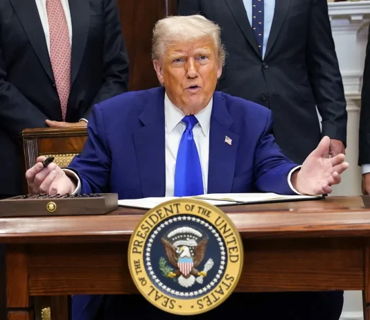 Трамп відклав підписання указу щодо штучного інтелекту Президент Трамп під час зустрічі з журналістами в Білому домі