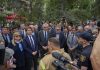 Посли біля зруйнованого будинку у Києві