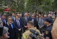 Посли біля зруйнованого будинку у Києві