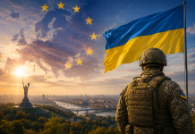 Український військовий на тлі прапора України та мапи Європи.