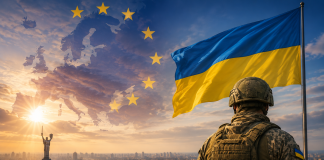 Український військовий на тлі прапора України та мапи Європи.