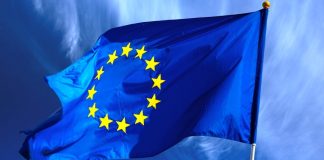 Рада ЄС затвердила санкції за дії Ірану, що блокують Ормузьку протоку Судна в Ормузькій протоці на тлі заходу сонця