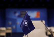 Прапор НАТО на місці проведення саміту Альянсу