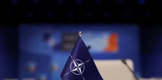 Прапор НАТО на місці проведення саміту Альянсу